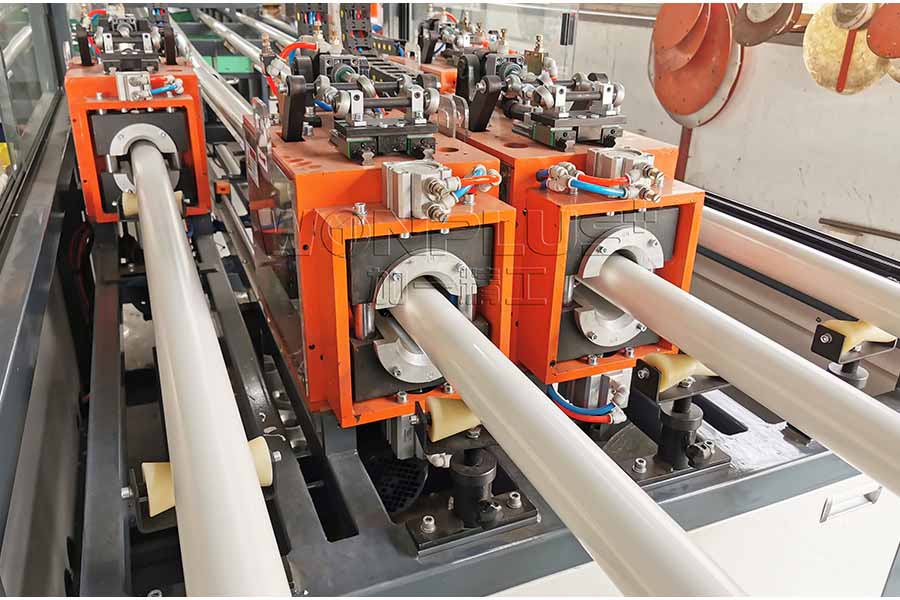 Test complet de la ligne d'extrusion de tuyaux en PVC à quatre sorties de 20 à 63 mm en usine