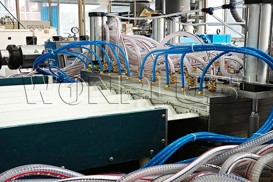 Mise en service terminée de la ligne d'extrusion de toit creux en PVC