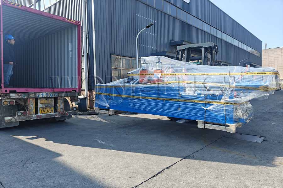 Expédition de ligne d'extrusion de toit creux en PVC WONPLUS