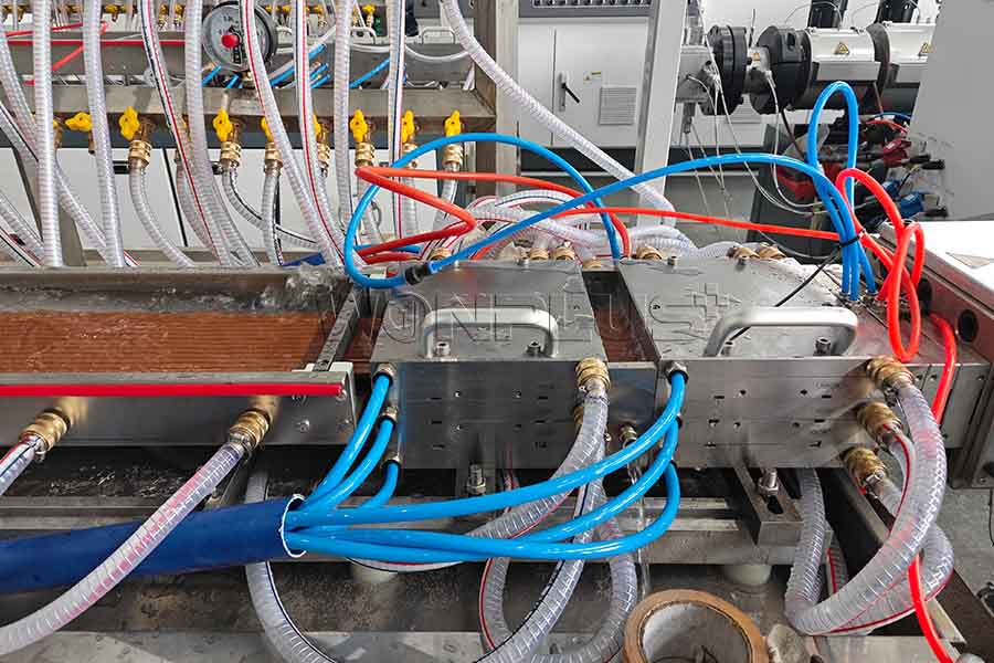 Mise en service réussie de la ligne d'extrusion de profilés de terrasse WPC
