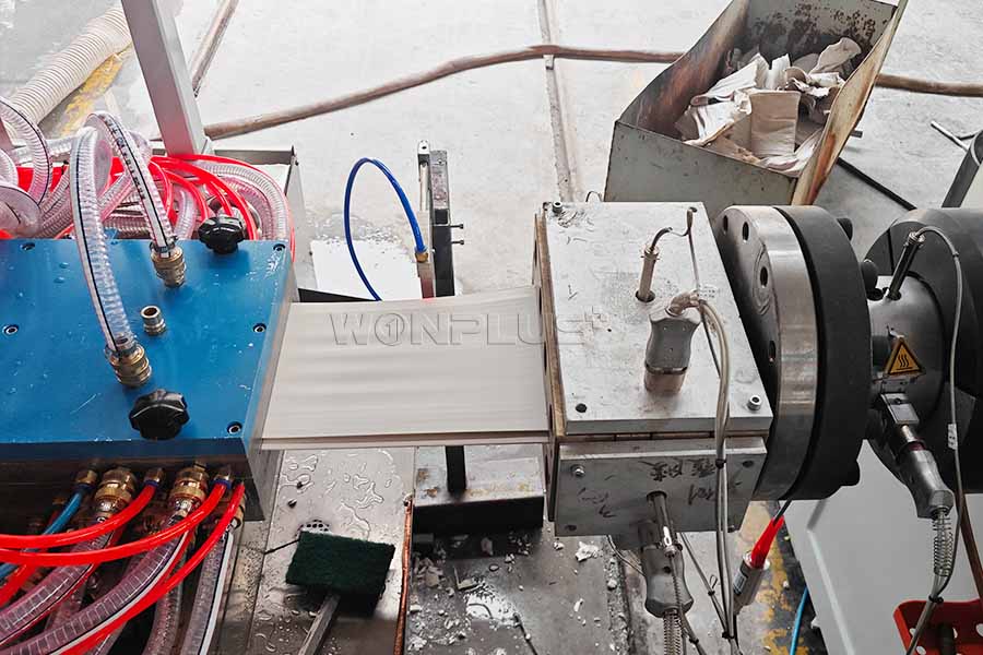 WONPLUS met en service avec succès une ligne d'extrusion de panneaux de plafond en PVC.