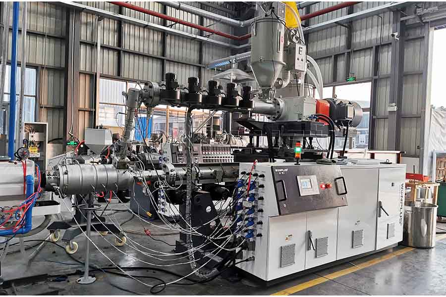 Mise en service de la machine de fabrication de tuyaux PPR HDPE 20-110mm 3 couches en usine