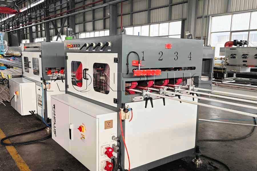 Mise en service terminée de la ligne d'extrusion de tuyaux en PVC à quatre sorties