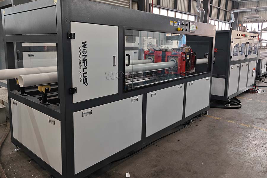 WONPLUS met en service avec succès une ligne d'extrusion de tubes PVC à double sortie de 90 à 110 mm.